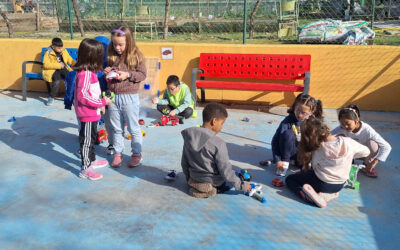 El patio de 1º y 2º se llena de juguetes
